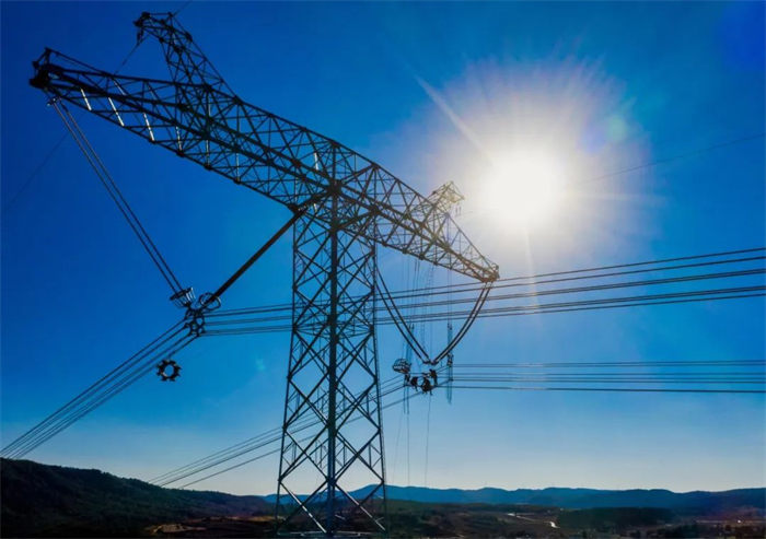 高温“烤”验下的坚守 | 致敬迎峰度夏的电网守护者